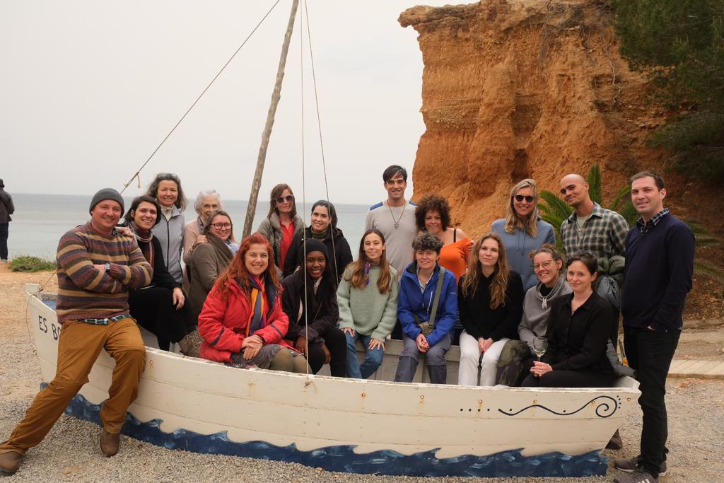 A group of people in a boat that's on the beach